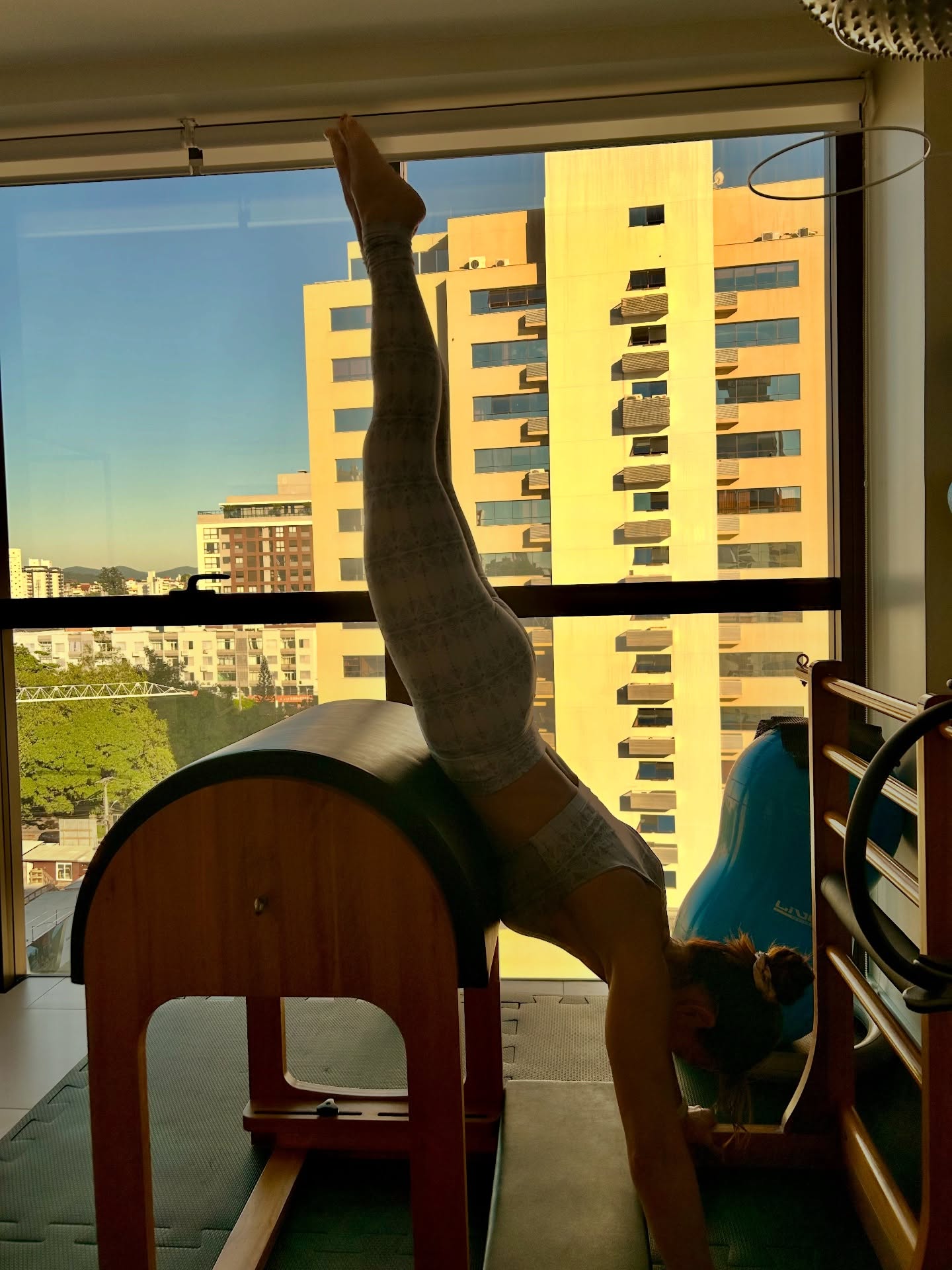 Prática de movimento no Ladder Barrel com vista panorâmica