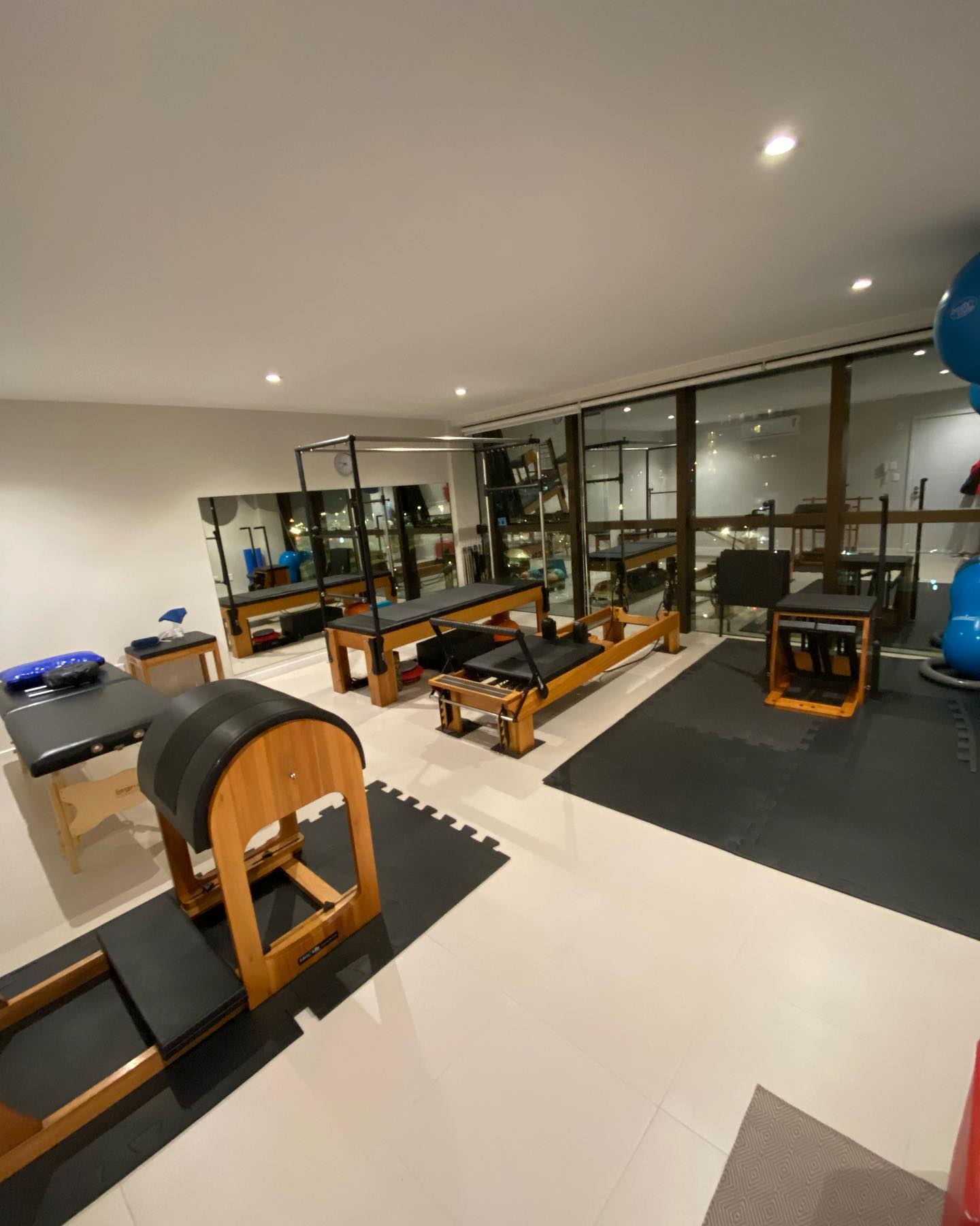 Visão ampla de todos os aparelhos do estúdio de Pilates Unitfisio